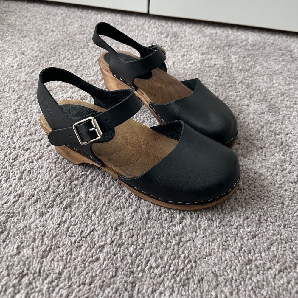 Low Wood Black Clogs on Brown Base- Lotta from Stockholm